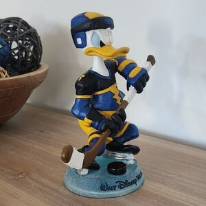 🏒🦆Vintage Disney World Donald Duck Hockey Player Figurine, Donald Destroyers